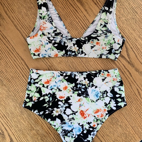 High-waisted bikini with mid-coverage top - Picture 2 of 3